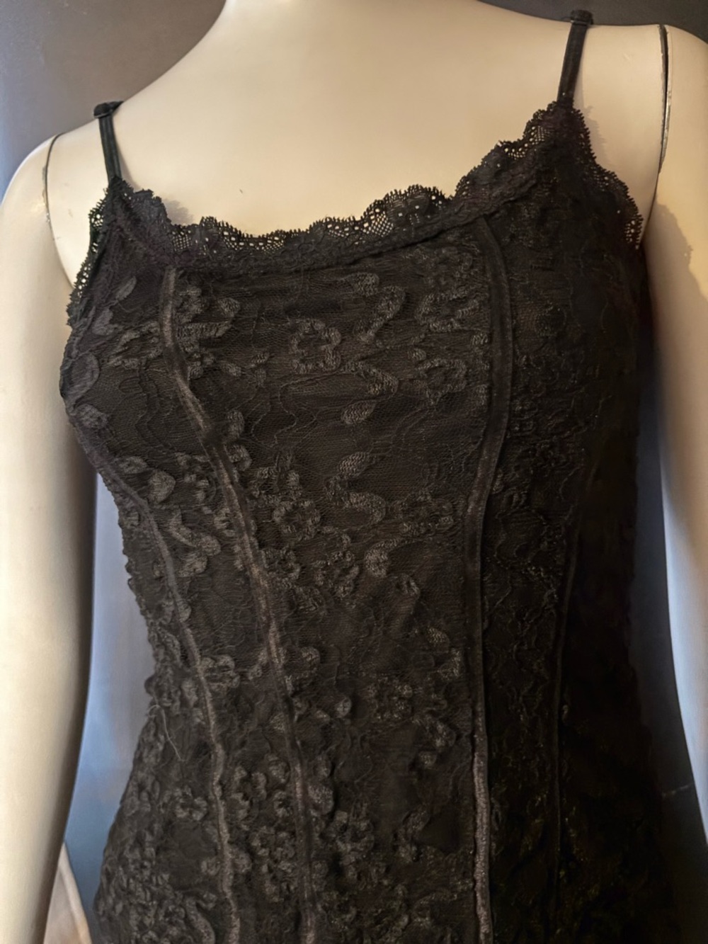 le château Black Lace Camisole with Scalloped Trim - Picture 2 of 4